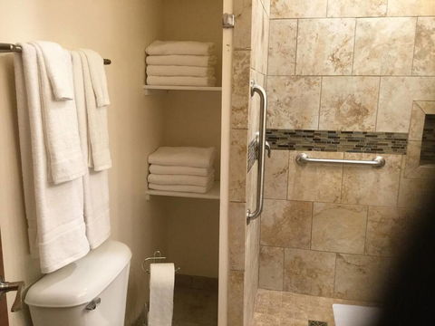 Outrageous!! Great Lakes Naval Grad - Sleeps 18 - Renee 30