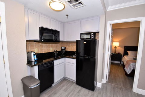 1 RESORT STYLE LIVING!!!! CLOSE TO ALL ATTRACTIONS-Tourist Central! - Renee 3