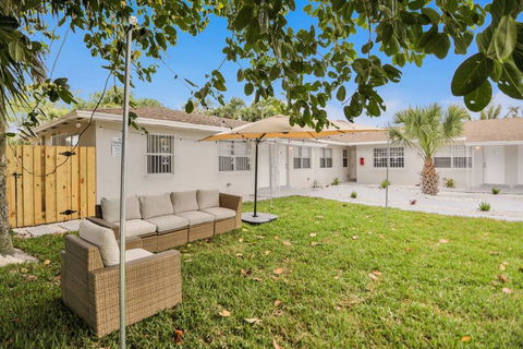 2: Beautiful 2BR+1Bath + FREE PARKING + Outdoor Living Room - Internet Find 1