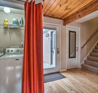 'Helen's Haus' with Hot Tub - 2 Miles to Downtown