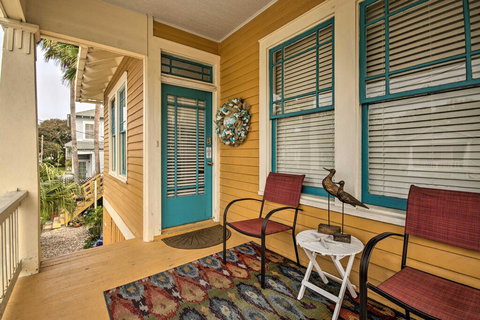 'Mellow Yellow' Home Less Than 5 Blocks To Galveston Beach - Internet Find 2