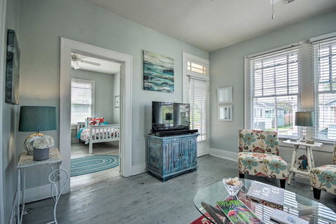 'Mellow Yellow' Home Less Than 5 Blocks To Galveston Beach - Internet Find 0