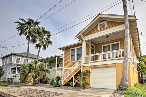 'Mellow Yellow' Home Less Than 5 Blocks To Galveston Beach - Internet Find 1
