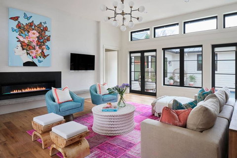 **Modern And Cool Luxury Getaway** - Renee 0