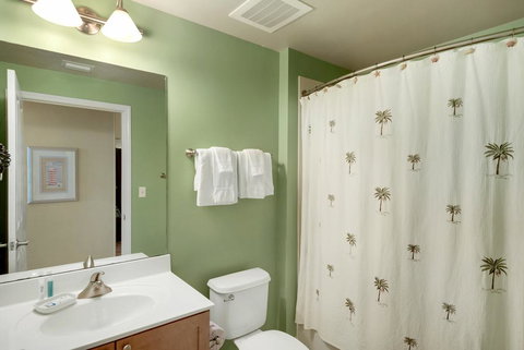 0608 -1B/2 Bath With Bonus Room. Master Bedroom & Living Room Face The Gulf! - Renee 1