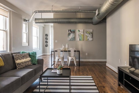 1 And 2 BR Downtown Apts By Frontdesk - Renee 3