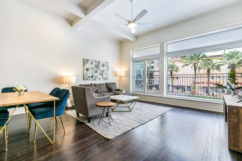 1 And 2 BR Luxury Condos Steps Away From French Quarter - Internet Find 2