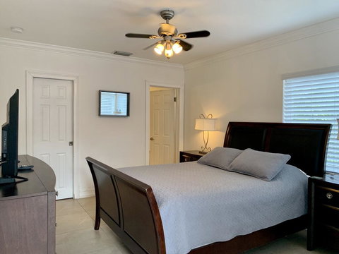 1 Private Bedroom-private Entrance, Pool Access-close To Beach - Renee 3