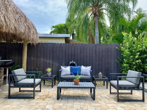 1 Private Bedroom-private Entrance, Pool Access-close To Beach - Renee 1