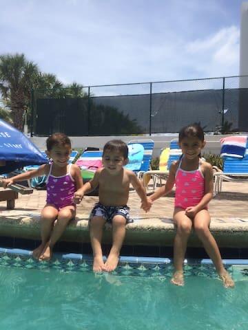 100 Now Open Beach Ft Lauderdale Located In Resort, Large Corner Unit Partial Ocean View - Internet Find 3