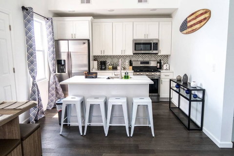 2 Blocks From Beach-Sleeps 16 - Internet Find 0