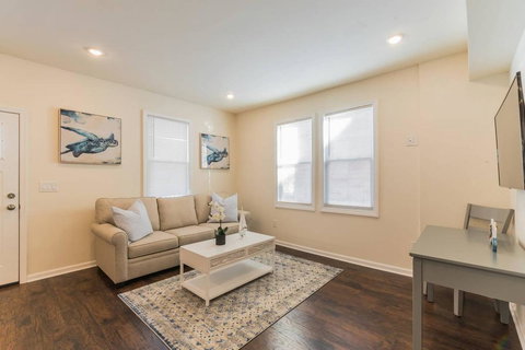 2 Blocks From Beach-Sleeps 16 - Internet Find 1