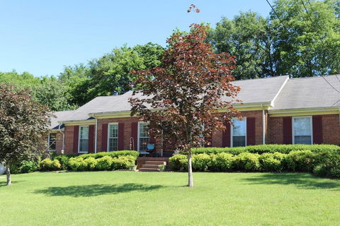 2,100 Sq Feet - Fenced In Back YARD For Pets! - Internet Find 0