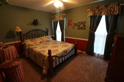 2,100 Sq Feet - Fenced In Back YARD For Pets! - Internet Find 3