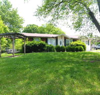 20 Minutes to Broadway and Fenced back Yard