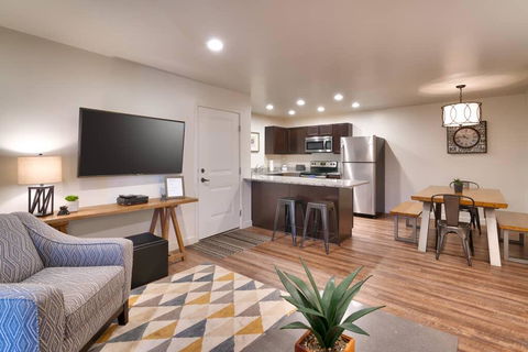 2H Cozy Redcliff Condo - Internet Find 0