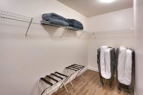 2H Cozy Redcliff Condo - Internet Find 3