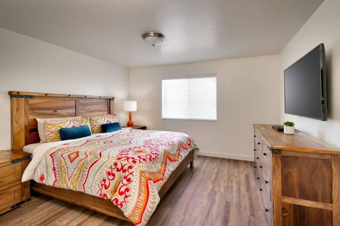 2I Spacious Top Floor RedCliff Condo - Internet Find 1