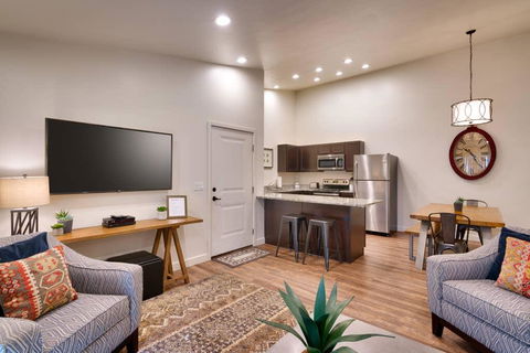 2I Spacious Top Floor RedCliff Condo - Internet Find 0