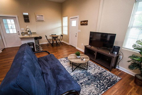 3BR/2BA Remodeled Apartment Near Downtown - Renee 3