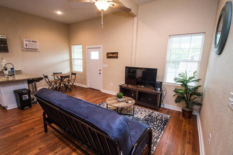 3BR/2BA Remodeled Apartment Near Downtown - Renee 2