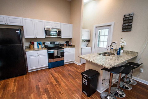 3BR/2BA Remodeled Apartment Near Downtown - Renee 1