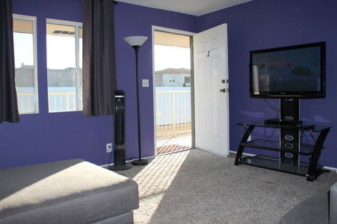 4 Blocks To The Beach! In The Heart Of Downtown! - Renee 3