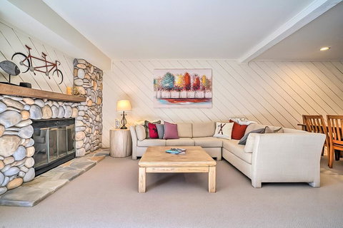 4311 Fairway 9 - Renee 0