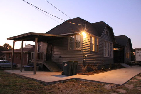 4Br-2Ba Upscale Midtown Sleeps Up To 19 - 8 Beds - Renee 0