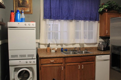 4Br-2Ba Upscale Midtown Sleeps Up To 19 - 8 Beds - Renee 2