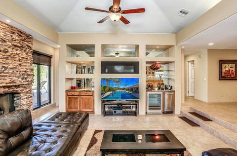 Alluring Palm Desert Retreat - Internet Find 2