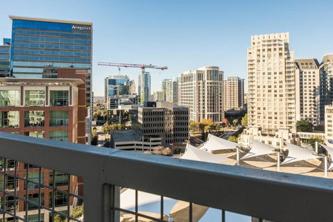 Amazing Views @ High-Rise Lux & Center Of All 1BR - Renee 0