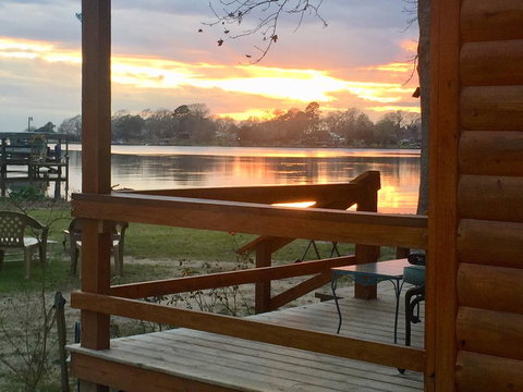 B&R Lakeside Cabins & RVs Retreat - Renee 1