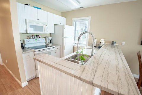 Beach Room 211 - Renee 1