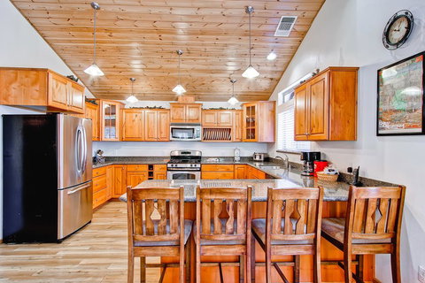 Bears Den & Little Bear - 5BR/3BA - Internet Find 2