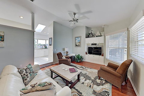 Beautiful River Home W/ Private Pool, Dock & Beach Home - Renee 2