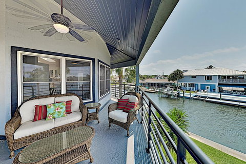Beautiful River Home W/ Private Pool, Dock & Beach Home - Renee 0