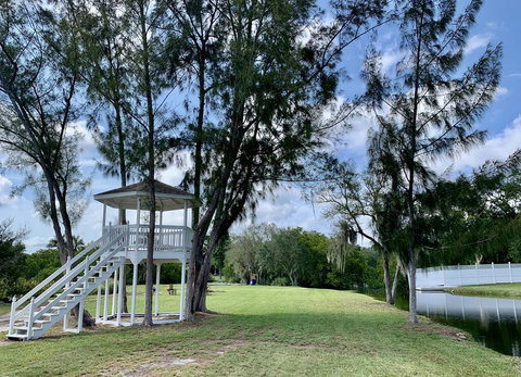 Beautiful Waterfront Home - Internet Find 1