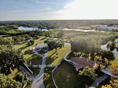 Beautiful Waterfront Home - Internet Find 0