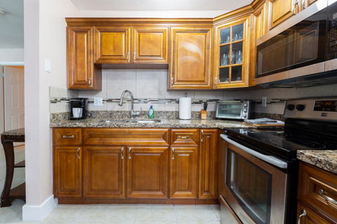 BeautifullyRenovated Palm Beach Gardens Apartment2 - Internet Find 3