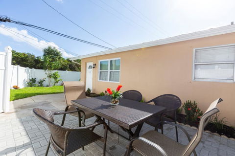 BeautifullyRenovated Palm Beach Gardens Apartment2 - Internet Find 0