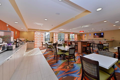 Best Western Plus Fresno Airport Hotel - Renee 3