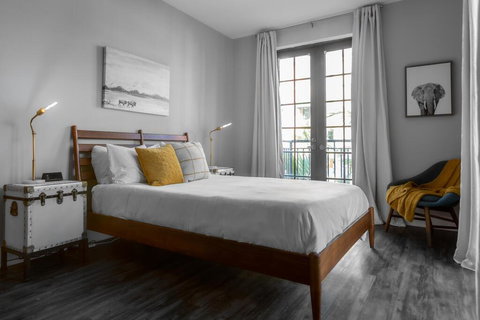 BLACKSWAN - Rosemary SQ - Three Balconies - Renee 0