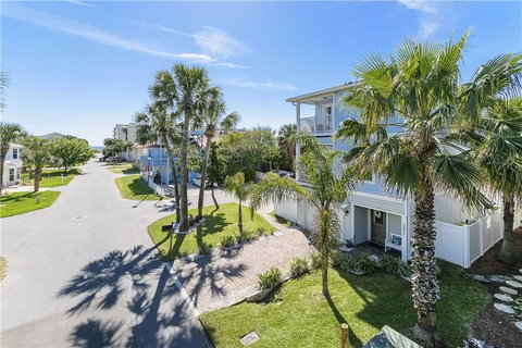 Blue Breeze, 4 Bedrooms, 3 Bathrooms, Sleeps 10, Walk To Beach - Renee 0