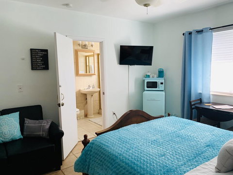 Blue House Miami - Renee 2