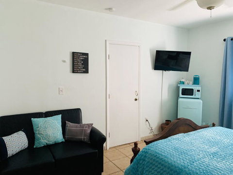 Blue House Miami - Renee 3