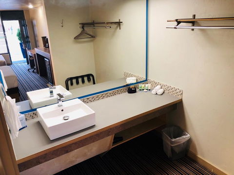 Blue Lakes Inn - Internet Find 1