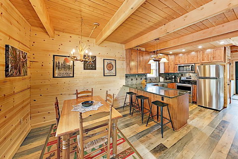 Brand-New Wooded Retreat With Luxe Interior & Deck Cabin - Renee 2