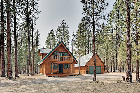 Brand-New Wooded Retreat With Luxe Interior & Deck Cabin - Renee 0