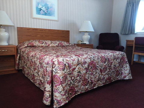 Budget Host Inn - Manistique - Swimm 2